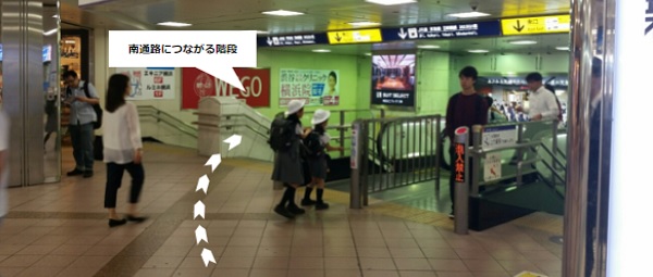 横浜駅相鉄線1F改札前の階段
