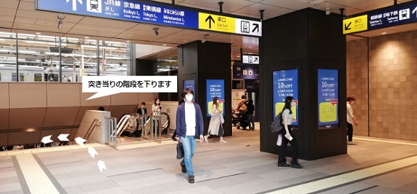 横浜駅中央西口通路（ニューマン前）