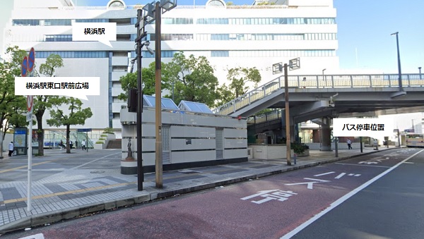 横浜駅の東口、駅前広場