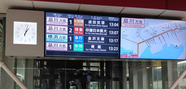 京急線、羽田空港第1、第2ターミナル駅のプラットホーム内のナビ